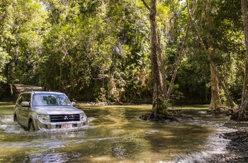 4WD og Emmagan Creek i Cape Tribulation, Queensland i Australien