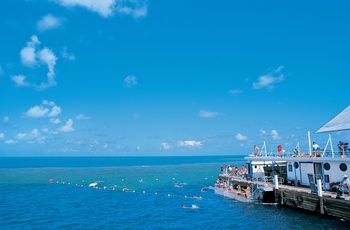 Whitsunday Island - bådbro ved koralrev, Australien - copyright Jason Hill and Tourism & Events Queensland