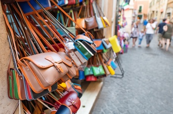 Indkøbsgade med butik med lædertasker i Rom