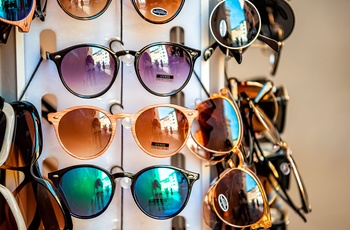Solbriller i forskellige farver