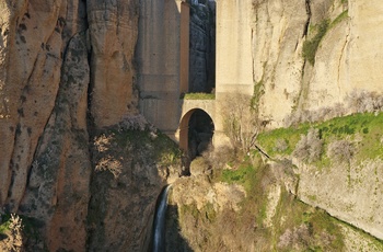 Udsigt til broen Puente Nuevo og lille vandfald i Ronda, Andalusien