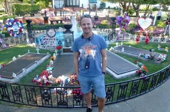 Ruddi i Graceland foran Elvis grav, Memphis - rejsespecialist i Aalborg