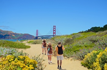 familie på vandretur mod Golden Gate Bridge, San Francisco