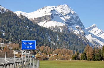 Vejskilt mod Splügen i Schweiz