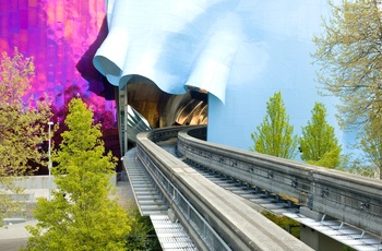 Monorail-banen i Seattle går gennem Museum of Pop Culture, USA