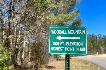 Skilt til Woodall Mountain - det højste punkt på 246 meter - Mississippi