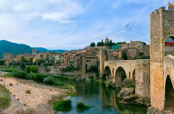 Spanien, Catalonien, Besalú - middelalderbyen med broen over floden El Fluvià
