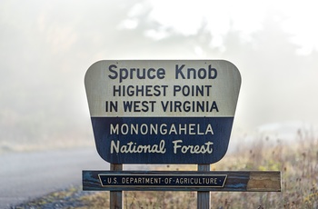 Skilt til toppen af Spruce Knob - West Virginias højeste punkt