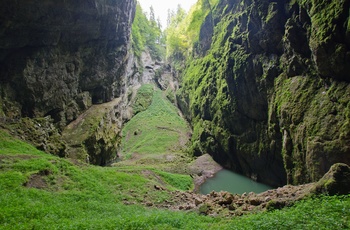 Stort jordfaldshul ved Punkva-grotterne i Moravia - Tjekkiet
