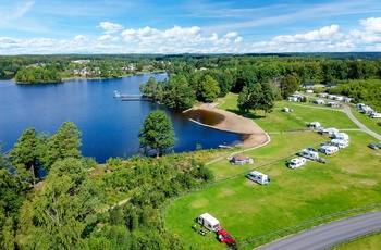Autocampere på campingplads ved sø i Sverige