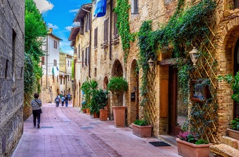 Hyggelig gade i San Gimignano, Toscana