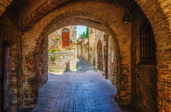 Hyggelig gade i San Gimignano, Toscana