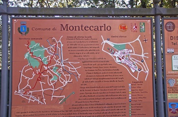 Informationsskilt til Montecarlo, Toscana
