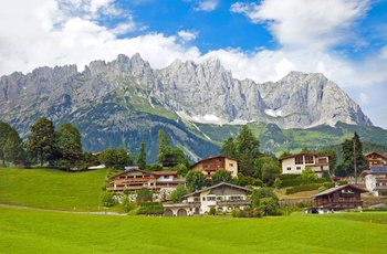 Byen Ellmau og Wilder Kaiser bjergene, Tyrol i Østrig
