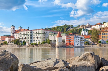 Turbåde ved byen Passau ved floderne Ilz, Donau og Inn, Sydtyskland