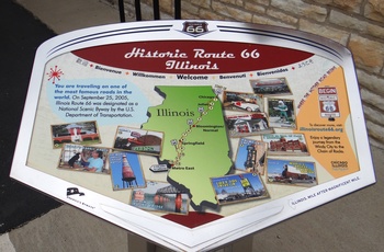 Skilt i byen Pontiac med Route 66 Hall of Fame and Museum