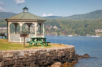 Bænk og pavillon ud til søen Lake George i New York State - USA
