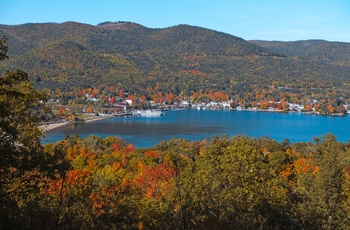 Lake George Village om efteråret, New York State i USA