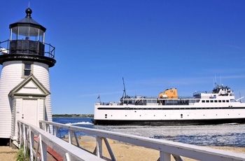 Fyrtårn og en færge på vej til Nantucket Island - Massachusetts