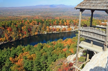 Udsigt ud over skovene i Catskills Mountains om efteråret, New York State i USA