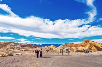 Turister på vej til Death Valley i Californien, USA