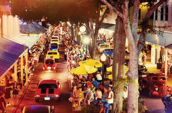 Bilparade i forlystelsesbydelen Old Town i Kissimmee, Florida