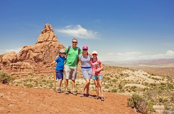 Familie på vandretur i Arches National Park, Utah i USA