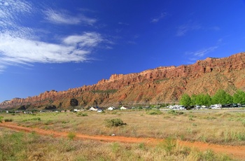 Byen Moab og orangerøde klipper i Utah, USA