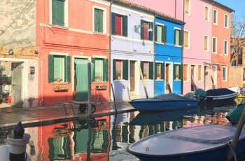 Smal kanal på øen Art Nouveau Lido di Venezia, Venedig