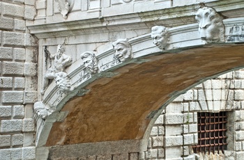 Tæt på Ponte dei Sospiri - sukkenes bro i Venedig