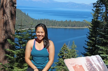 Vicki med Lake Tahoe i baggrunden - rejsespecialist i Aarhus