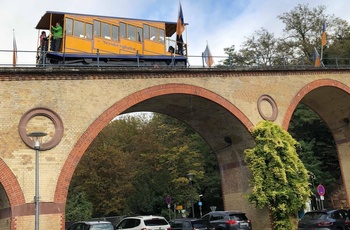 Nerobergbahn på vej over viadukten i Wiesbaden