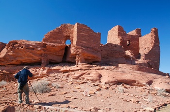 Besøgende tager billeder af Wupatki National Monument i Arizona
