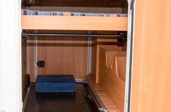 Delintegreret autocamper i Europa - plads til alt i "garagen" under bagerste seng