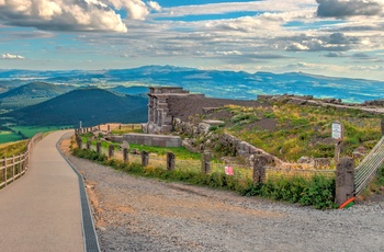 Chaine des Puys i Frankrig - vulkansk bjergkæde i Auvergne - Rester af tempel på toppen af Puy de Dome