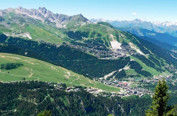 Courchevel i de franske Alper - luftfoto af byen og Altiport. Foto: Courchevel Tourism