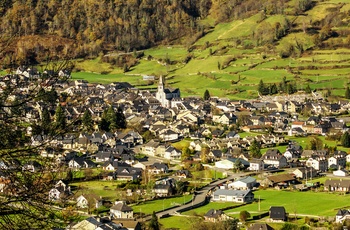Laruns i de franske Pyrenæer - luftfoto af byen