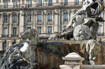 Bartholdi-fontænen i fuld figur på Terreaux-pladsen i Lyon, Frankrig