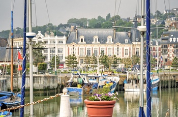 Havnen i badebyen Deauville, Normandiet Frankrig