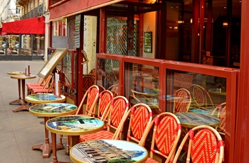 Typisk parisisk cafe i Latinerkvarteret i Paris, Frankrig