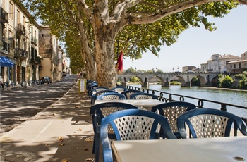 Restaurant ved floden i Sommières, Frankrig