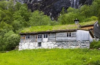 Geirangerfjorden - gård på fjeldet i Norge