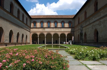 Gårdhave i Sforzesco slottet, Milano i Italien