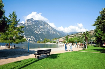 Promenade i byen Riva del Garda ved Gardasøen