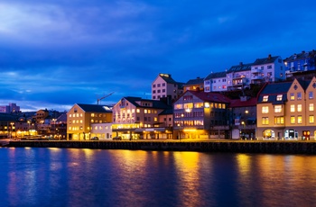 Kristiansund i Norge - havnen ved aftentid