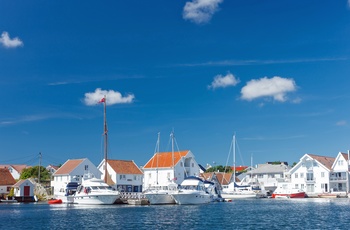Skudeneshavn i Norge - havnebassinet med både og klassiske hvide huse i baggrunden