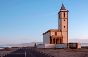 Cabo de Gata - beskyttet naturområde i det østlige Andalusien - Kirken ved Las Salinas