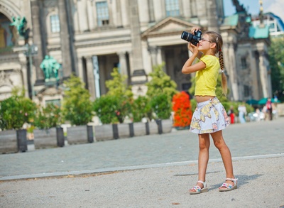 Ung pige tager billeder i Berlin, Tyskland