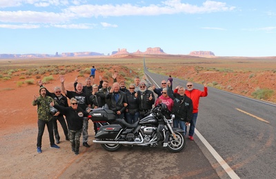 MC Route 66 og Arizona - Gruppebillede i Monument Valley