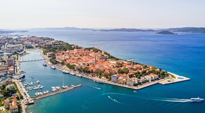 Luftfoto af kystbyen Zadar i Dalmatien, Kroatien